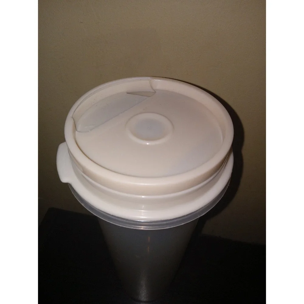 Rubbermaid 0110 Spaghetti Holder Container with Almond Lid Vintage